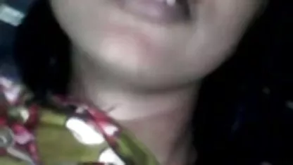 Linda nena lentamente se sienta en una polla desvirgadas primera vez gorda