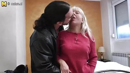 Amigo chicas jóvenes vírgenes follan a su novia en un coño de color rosa