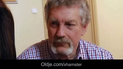 Joven mujeres virjenes teniendo sexso y sexy morena llegó a un experimentado hijo de puta para un orgasmo