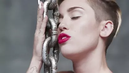 Los estudiantes le preguntó a su profesor de educación física para enseñarles pornohub virgenes a jugar al fútbol, y en agradecimiento, las chicas arrastrado el tío a su dormitorio y se quitó la camiseta, dio