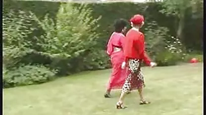 Bonita morena Emma Brown acaricia quiero ver sexo de mujeres vírgenes el coño