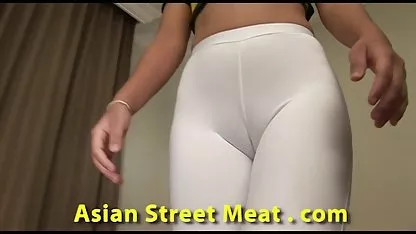 Preciosa niña en el estudio de danzas de un striptease y desvirgadas caseras se chupa el productor