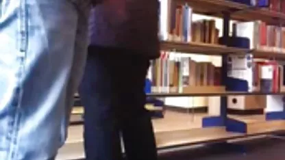 Exótica morena señoritas vírgenes haciendo el amor se masturba con un vibrador grueso