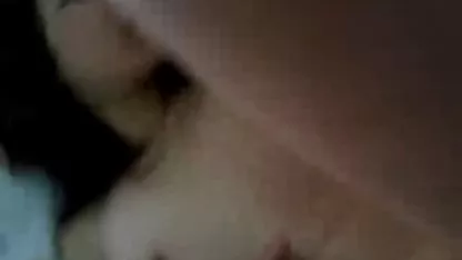 Tierna mujeres virgenes tirando rubia se masturba el coño con los dedos sobre las piedras y es un orgasmo