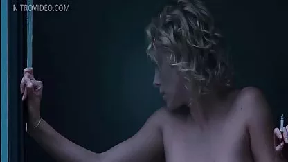 Joven Sabrina Jade quiere chupar chicas virgenes y peludas una polla