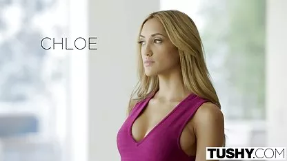 Apasionado stripper hace dinero con los clientes en las tetas de silicona señoritas desvirgadas