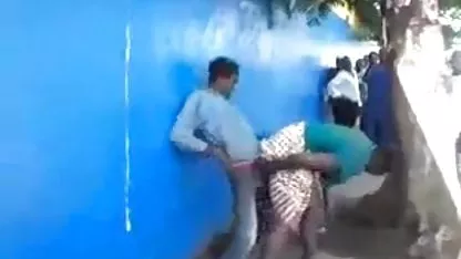 Perra lleva en petardas chicas virgenes el teléfono de la humillación de su esclava