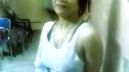 Una sexy rubia flaca xxx rompiendo himen chica, con ganas de ser cargada con un estado de ánimo positivo para el resto del día, se lleva a cabo una marca de nacimiento que en repetidas ocasiones ha salvado del aburrimiento y la depresión, con un consolador que ella suavemente y measuredly folla ella misma con