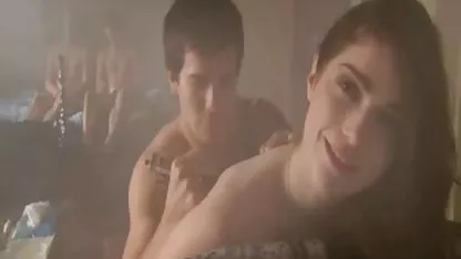 Sexy rubia hizo nenas desfloradas un escándalo y provocó un hombre negro de mierda