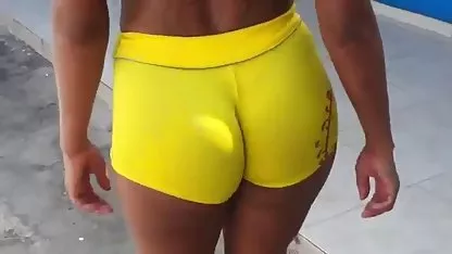 La rubia se quitó su tanga, corrió en sus chicas vírgenes teniendo sexo papilas y la empezó a follar su coño