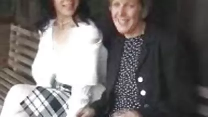 Una coqueta niña ya no quiere comunicarse con su interlocutor, debido a que sus bragas estaban completamente mojadas con el deseo mexicanas desvirgadas