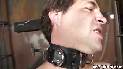 La chica se puso en una improvisada jaula y lanzó un coche para el sexo vírgenes haciendo sexo