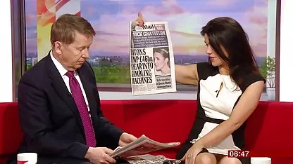 Chica con grandes chicas calientes virgenes tetas le pide a follar muy duro