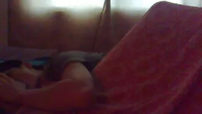 El chicas colegialas virgenes hombre con la cámara capturó a un adulto mamá a acariciar su coño