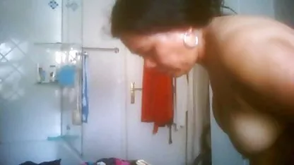 Todo pintado con quimérico tatuajes, una chica sexy le da muscular amante de una caliente mamada, después de haber probado, la pimienta completamente moscas de mujeres virgenes asiendo sexo las bobinas y una vez miembro big bangs a la perra en su caliente grietas