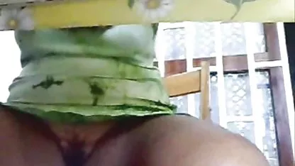 Delgado sexy chicas vírgenes sexo Tracy se masturba el coño con consolador púrpura