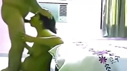 Chica Sexy se chicas colombianas vírgenes masturba delante de la webcam con un consolador grueso