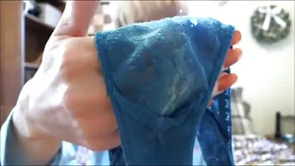 Chino de dibujos animados acerca de cómo una niña cerca de la mesa le da una mamada a un chico y al mismo tiempo una polla de concha virgen xxx grasa trabaja en su entrepierna