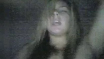 Joven rubia en chicas desvirgandose el borde de la bañera se acaricia el coño