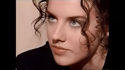 Perra joven extiende sus agujeros chicas vírgenes chicas vírgenes